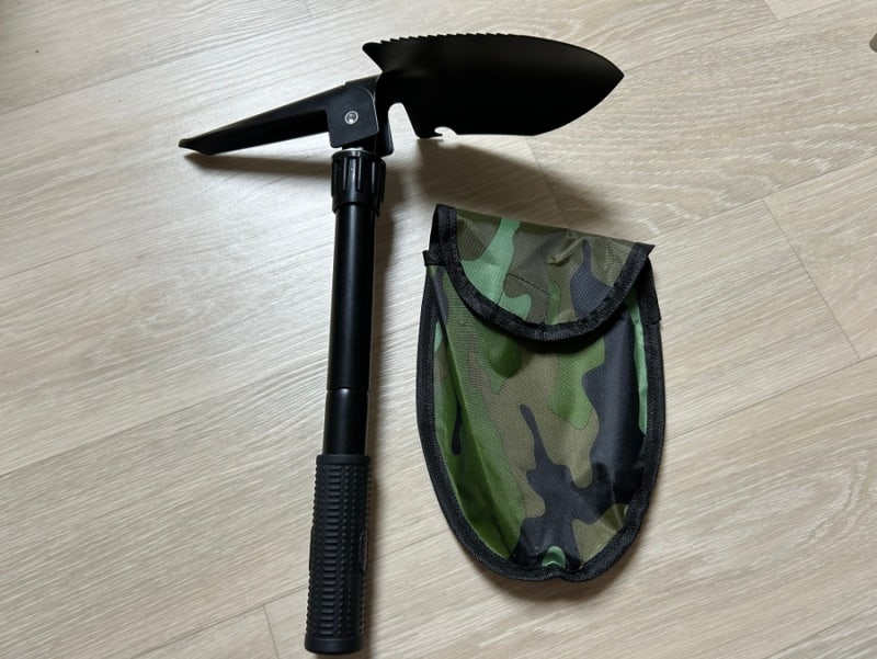 Multi-Purpose Folding Metal Shovel – Compact Survival Tool for Outdoor Use