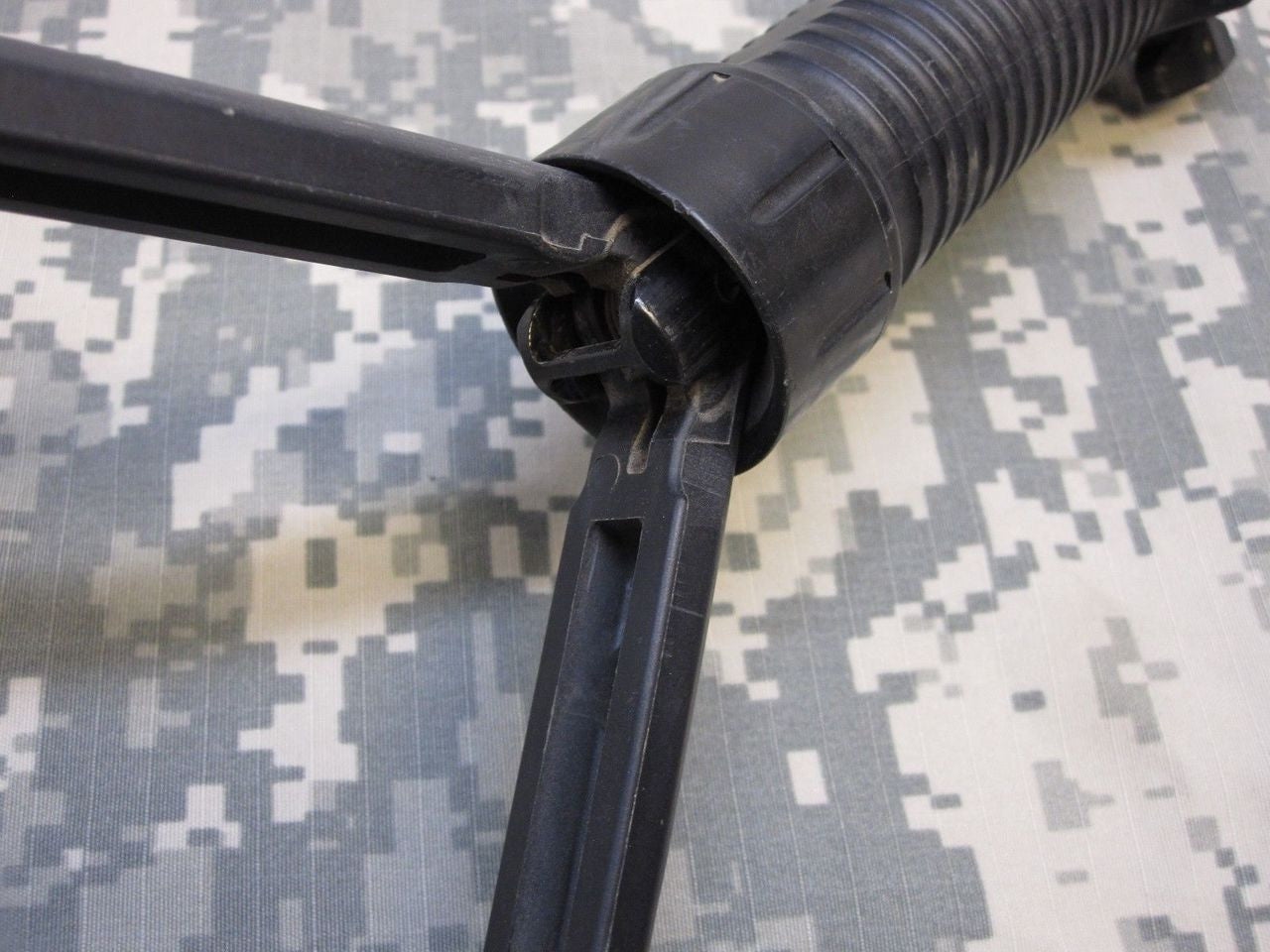 GENUINE GPS 02 GRIP POD SYSTEM FRONT VERTICAL FOREGRIP BI-POD RAIL MOUNTED